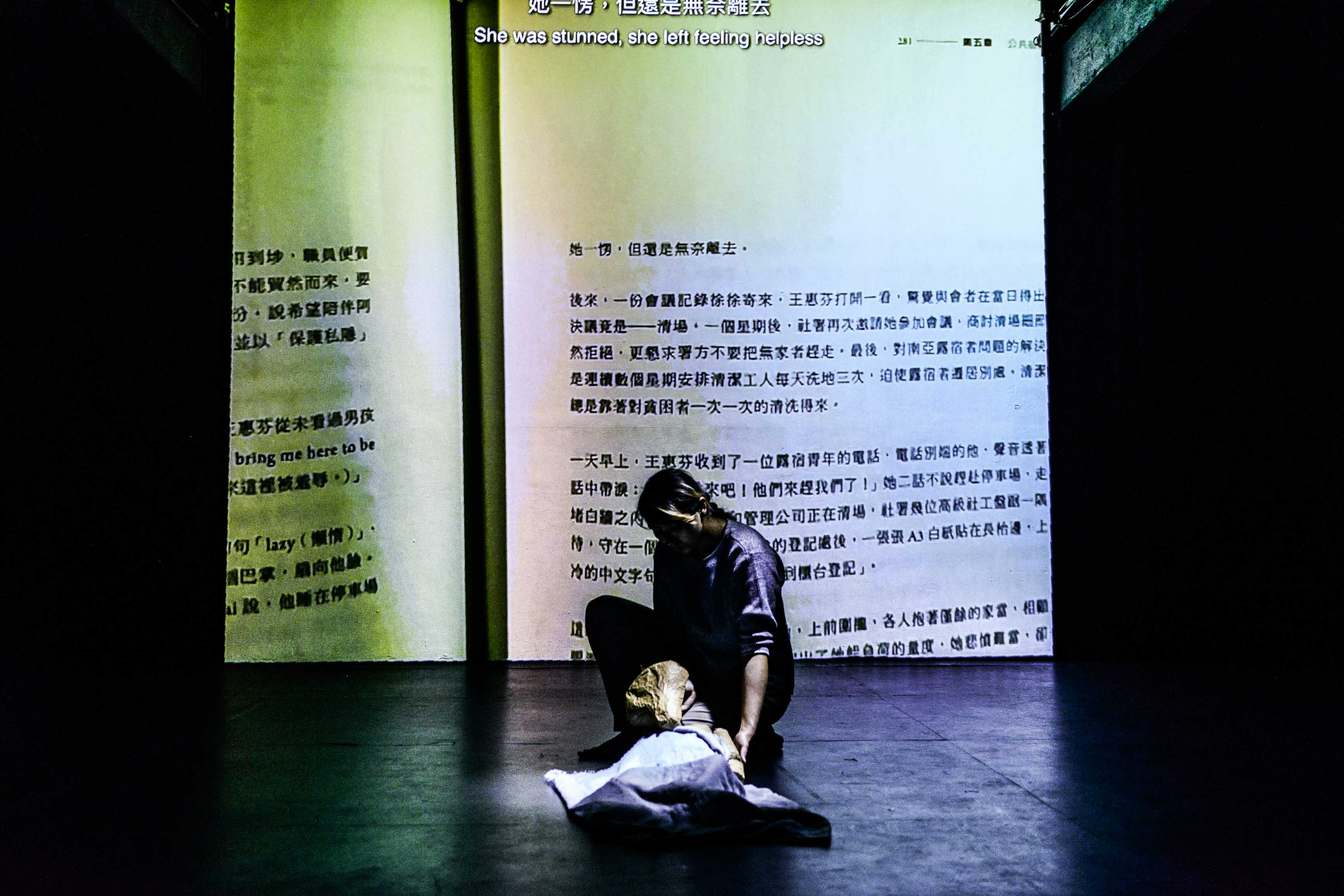 牆上面，用紅色的筆寫著「沒有將來」／類別：演出、《山下的證詞》／攝影：Fung Wai Sun／（天台製作 • 香港專業劇團）／天台製作 • 香港專業劇團